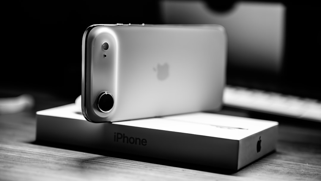 técnico trabajando para recuperar ssd formateado en laboratorio datos profesional