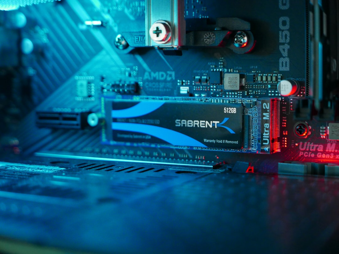 Imagen ilustrativa de una controladora SSD dañada en un dispositivo de almacenamiento